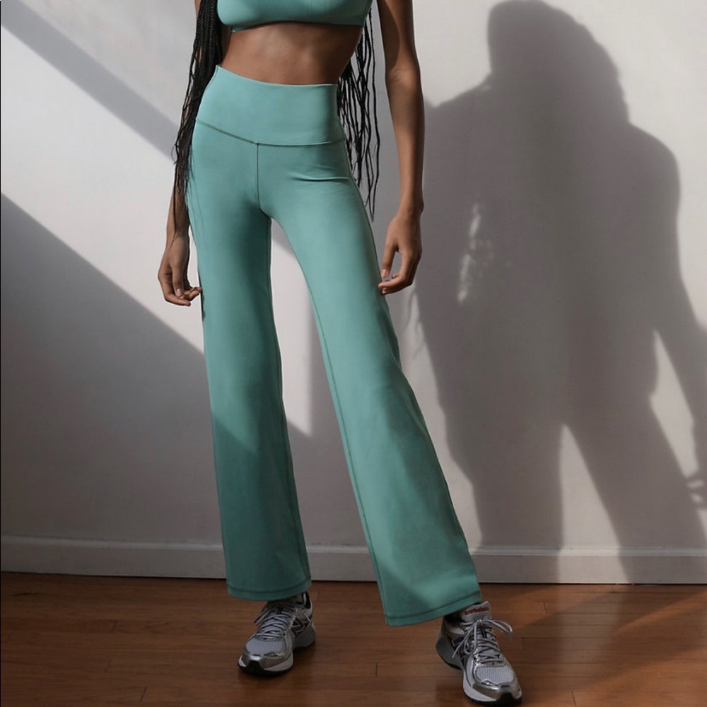 BNWT Aritzia Atmosphere Flare Leggings - Yucca